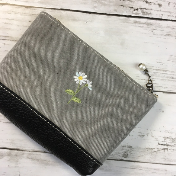 マーガレット刺繍　ポーチ　ウォッシュ帆布８号+革 2枚目の画像