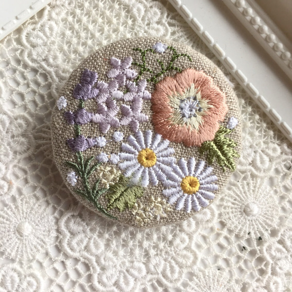 リネン　花いっぱいの刺繍のブローチ丸G 1枚目の画像