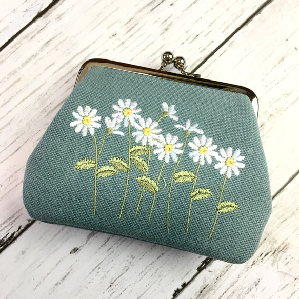 （両面刺繍）マーガレット　二つ折の札が入る　がま口薄型　カードポケットx2個付　ウォッシュ帆布　ブルー・唐紅 3枚目の画像