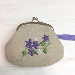 イニシャル選べる（両面刺繍）すみれ刺繡がまぐち　タッセル付　 2枚目の画像