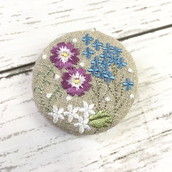 リネン　花いっぱいの刺繍のブローチ丸I－2 1枚目の画像