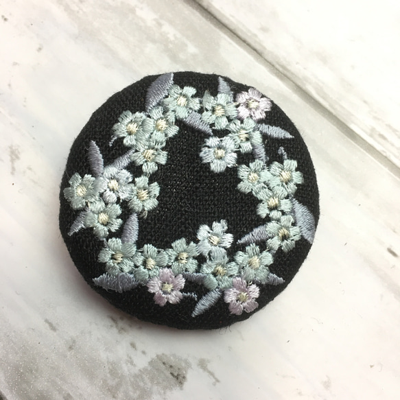 黒リネン　忘れな草のリース　刺繍ブローチ　　クールトーン　丸50ﾐﾘ 1枚目の画像