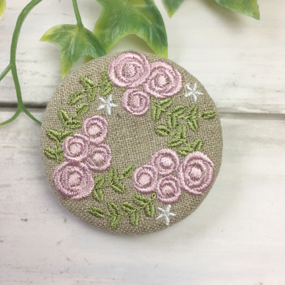 リネン　刺繍ブローチ　バラ　丸50ﾐﾘ 2枚目の画像