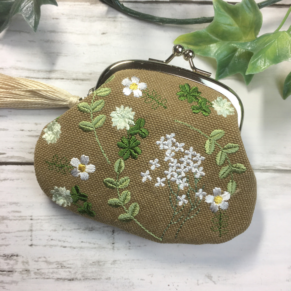 （両面刺繍）がまぐち　ボタニカル刺繍B　タッセル付　ウオッシュ帆布8号 1枚目の画像