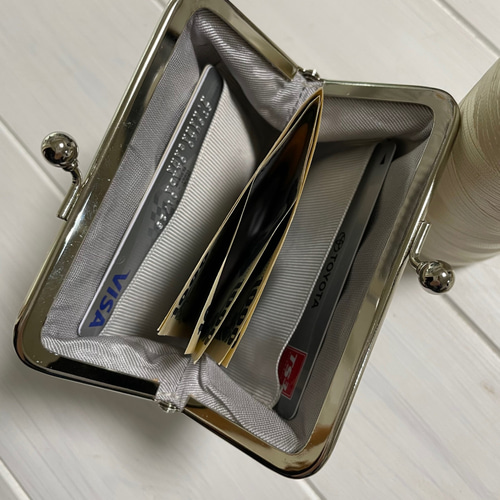 両面刺繍）ミモザ 二つ折の札が入る がま口薄型 カードポケットx2個付