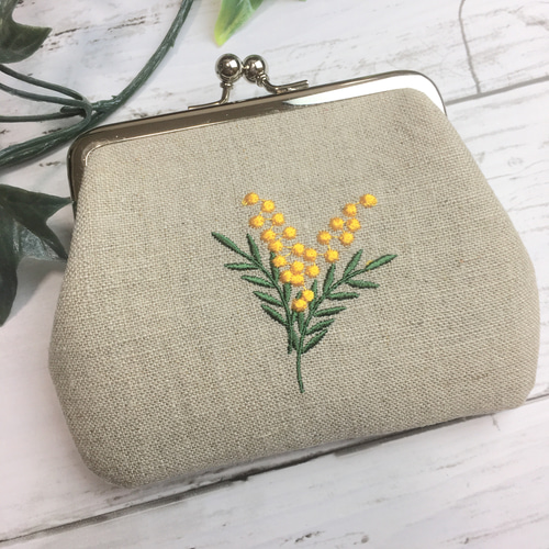 両面刺繍）ミモザ 二つ折の札が入る がま口薄型 カードポケットx2個付