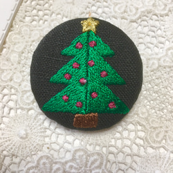 黒リネン  クリスマスツリー　刺繍ブローチ  　40ミリ 2枚目の画像