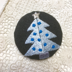 黒リネン  クリスマスツリー　刺繍ブローチ  　40ミリ 3枚目の画像