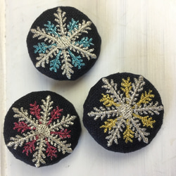 3色から選べる雪の結晶　ラメ糸　刺繍ブローチ  リネン　30ミリ 1枚目の画像