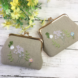 （両面刺繍）ボタニカルB　二つ折の札が入る　がま口薄型　カードポケットx2個付　リネン　 2枚目の画像