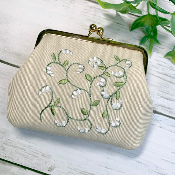 薄緑色のビーズ刺繍チュチュ 両面刺繍）蔓ボタニカル 二つ折の札が入る がま口薄型 カードポケット