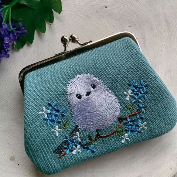 両面刺繍）青いお花とシマエナガ 二つ折の札が入るがま口薄型