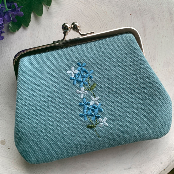 （両面刺繍）青いお花とシマエナガ 二つ折の札が入るがま口薄型　カードポケットx2個付　バイオウォシュ帆布 2枚目の画像