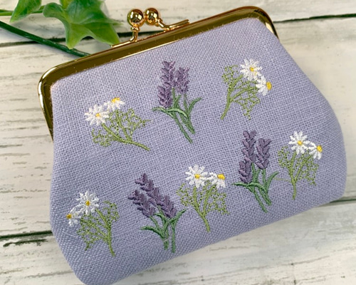 両面刺繍）ラベンダーとカモミール 二つ折の札が入る がま口薄型
