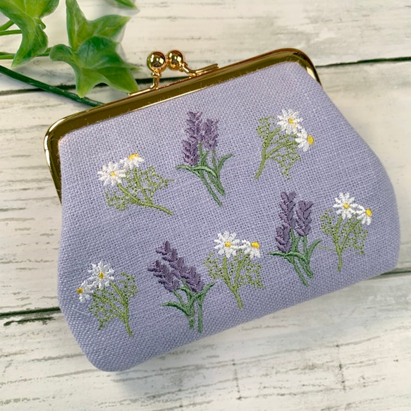両面刺繍）ラベンダーとカモミール 二つ折の札が入る がま口薄型