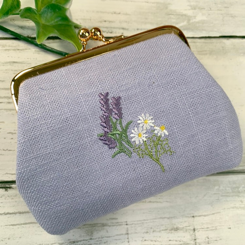 両面刺繍）ラベンダーとカモミール 二つ折の札が入る がま口薄型
