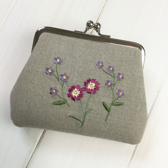 （両面刺繍）花いっぱいH1　二つ折の札が入る　がま口薄型　カードポケットx2個付　リネン　 2枚目の画像