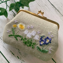 （両面刺繍）たんぽぽ・白詰草・ビオラ　二つ折の札が入る　がま口薄型　カードポケットx2個付　リネン　 1枚目の画像