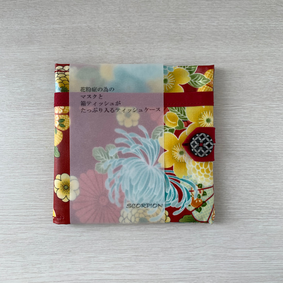 花粉症の為のマスクと箱ティッシュがたっぷり入るティッシュケース(赤地に菊と猫) 1枚目の画像