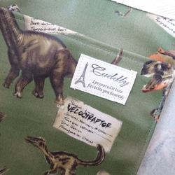 雨の日にも!恐竜柄のラミネートバッグ～カーキ 4枚目の画像