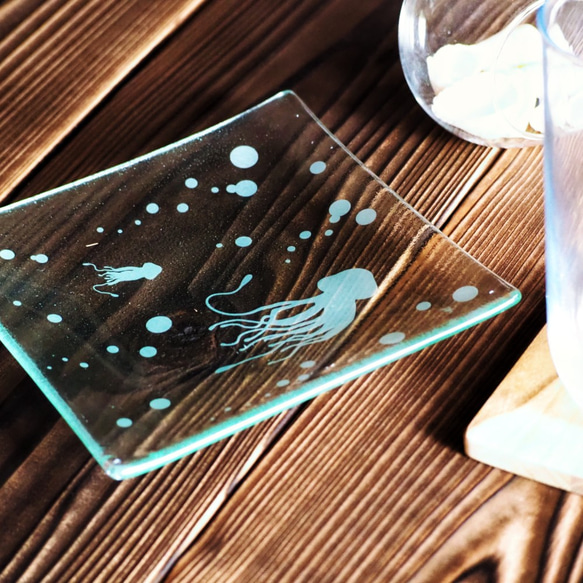 クラゲ ガラス スクエア皿 1枚目の画像