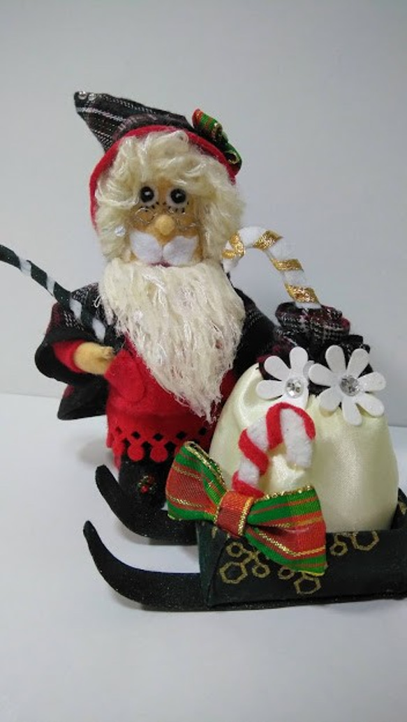 『オシャレなサンタさん』創作人形　クリスマス　 サンタクロース　ソリ　プレゼントフェルト人形　ぬいぐるみ 2枚目の画像
