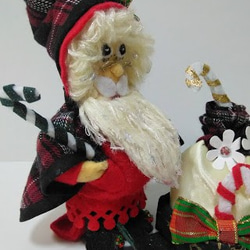 『オシャレなサンタさん』創作人形　クリスマス　 サンタクロース　ソリ　プレゼントフェルト人形　ぬいぐるみ 1枚目の画像