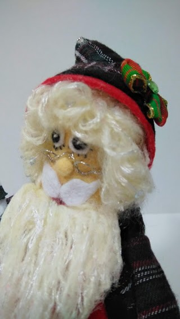 『オシャレなサンタさん』創作人形　クリスマス　 サンタクロース　ソリ　プレゼントフェルト人形　ぬいぐるみ 4枚目の画像