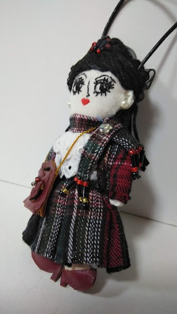 『オシャレなオフィスレディー』可愛い　創作人形　プレゼント　黒髪　ドールチャーム　バックチャーム　オシャレな黒髪美人 2枚目の画像