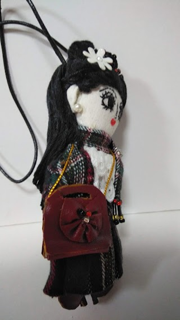 『オシャレなオフィスレディー』可愛い　創作人形　プレゼント　黒髪　ドールチャーム　バックチャーム　オシャレな黒髪美人 3枚目の画像