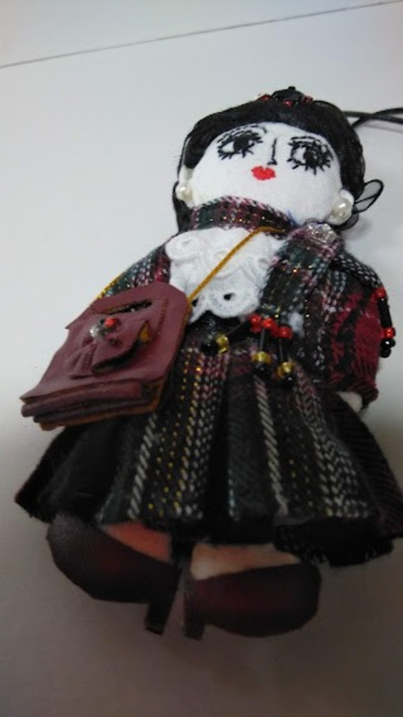 『オシャレなオフィスレディー』可愛い　創作人形　プレゼント　黒髪　ドールチャーム　バックチャーム　オシャレな黒髪美人 5枚目の画像