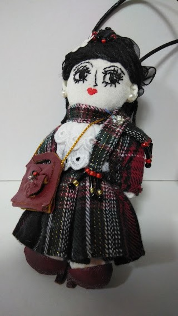 『オシャレなオフィスレディー』可愛い　創作人形　プレゼント　黒髪　ドールチャーム　バックチャーム　オシャレな黒髪美人 6枚目の画像