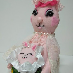 『ピンクウサギの親子』祝誕生　赤ちゃん　プレゼント　創作人形　うさぎ縫いぐるみ　フォトフレーム付　ハート型 2枚目の画像