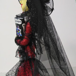 『赤いドレスの魔女さん』魔女人形　グリモア魔導書　ウイッチ　スカル　創作人形　プレゼント　オシャレ 4枚目の画像