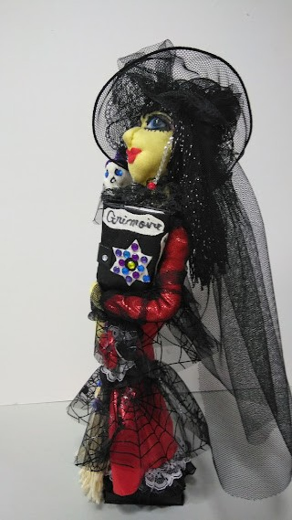 『赤いドレスの魔女さん』魔女人形　グリモア魔導書　ウイッチ　スカル　創作人形　プレゼント　オシャレ 5枚目の画像