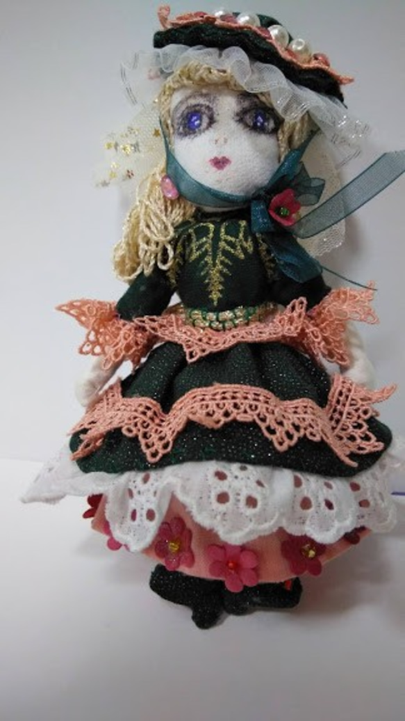 『小さな小さな淑女　マドモアゼル』創作人形　プレゼント　ロココ調　中世　アンティークドール　オシャレなぬいぐるみ 2枚目の画像