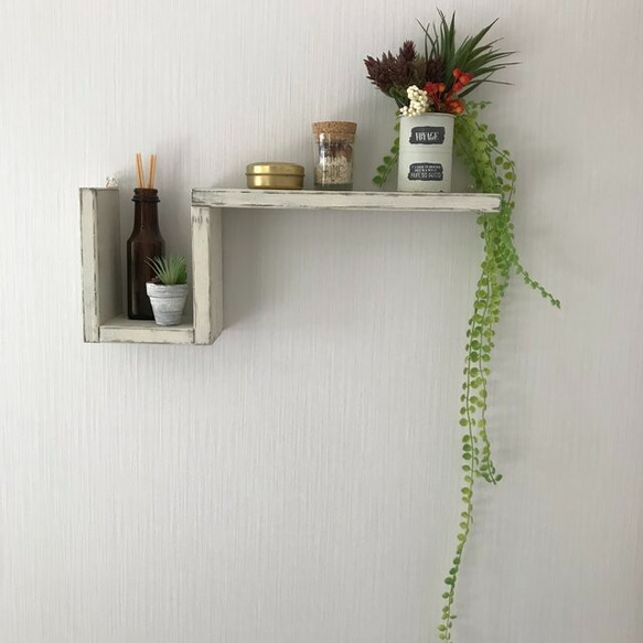 シャビーシックな段違いウォールシェルフ 壁掛け 棚 飾り 壁掛けラック