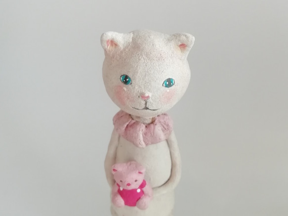 白猫ちゃんとピンクのくま 2枚目の画像