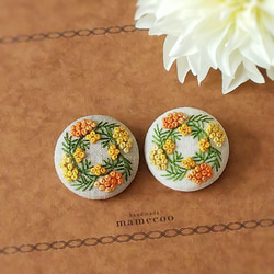 手刺繍のミモザブローチ【イエロー×オレンジ/グレージュ】〈MIMOZA〉 4枚目の画像