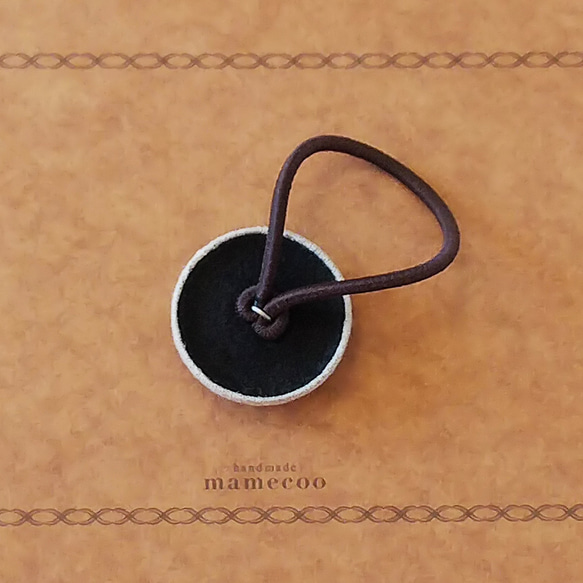 手刺繍の小さい花リースヘアゴム【バーガンディ× ピンクベージュ/グレージュ】 3枚目の画像