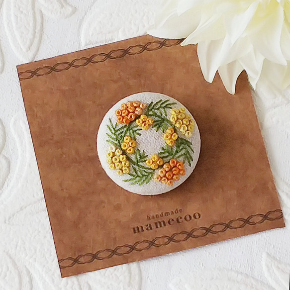 手刺繍のミモザブローチ【イエロー×オレンジ/エクリュ】〈MIMOZA〉 2枚目の画像