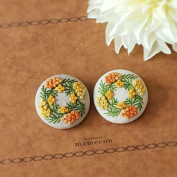 手刺繍のミモザブローチ【イエロー×オレンジ/エクリュ】〈MIMOZA〉 5枚目の画像