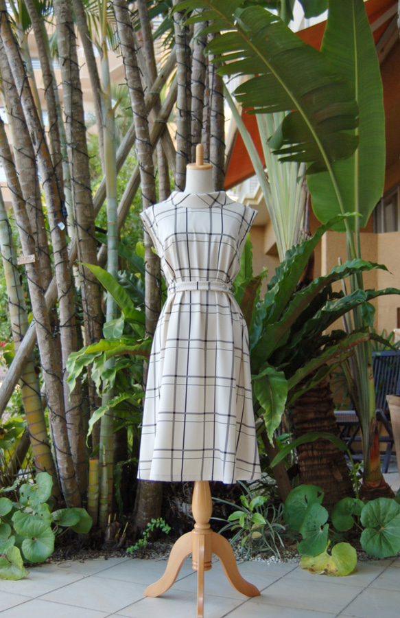 （L）米色卷領連衣裙商務/日常穿著一件易用的彈力彈力連衣裙。 第1張的照片
