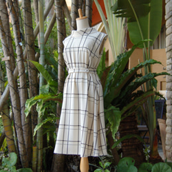 （L）米色卷領連衣裙商務/日常穿著一件易用的彈力彈力連衣裙。 第4張的照片