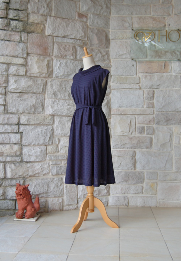 小絲絨點點經典卷彩色海軍藍襯裡連衣裙（適用於ML和L） 第1張的照片