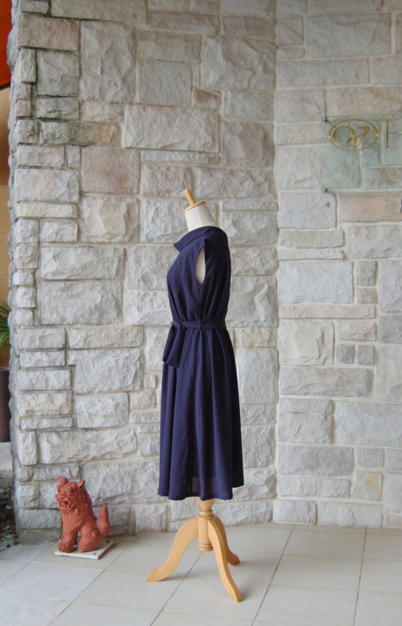 小絲絨點點經典卷彩色海軍藍襯裡連衣裙（適用於ML和L） 第4張的照片
