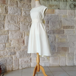 幸福的新娘的第二方禮服乳白色羊毛分開的禮服 第6張的照片