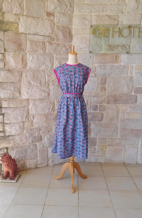 （L）東歐民間服裝顏色奢華的全刺繡連衣裙夏季藍色x口音粉紅色 第1張的照片