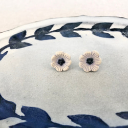 パステルブルーの陶器小花イヤリング　 2枚目の画像