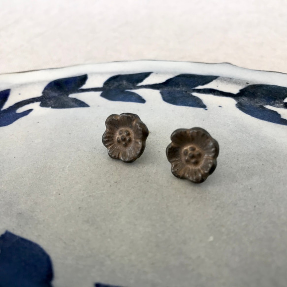 ブロンズ釉の陶器小花ピアス 2枚目の画像